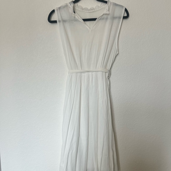 Elegant White Sleeveless Dress - Picture 7 of 10